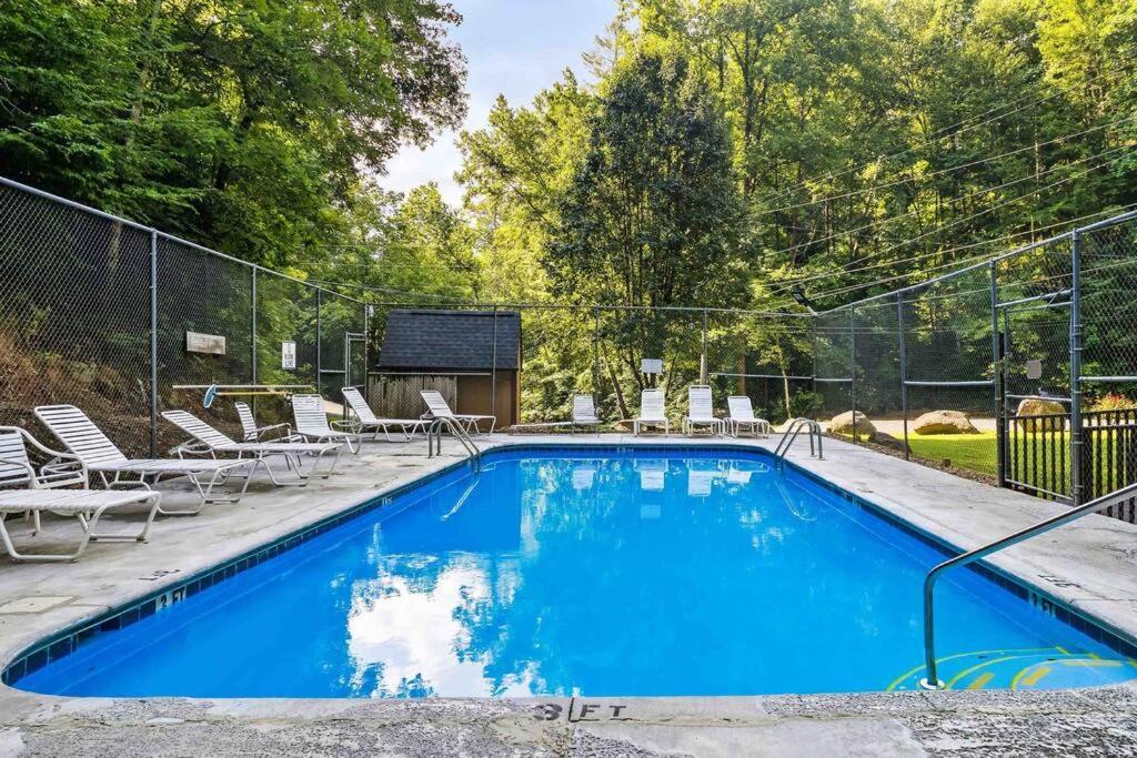 גטלינבורג Beautiful Chalet With Fireplace And Large Game Room מראה חיצוני תמונה