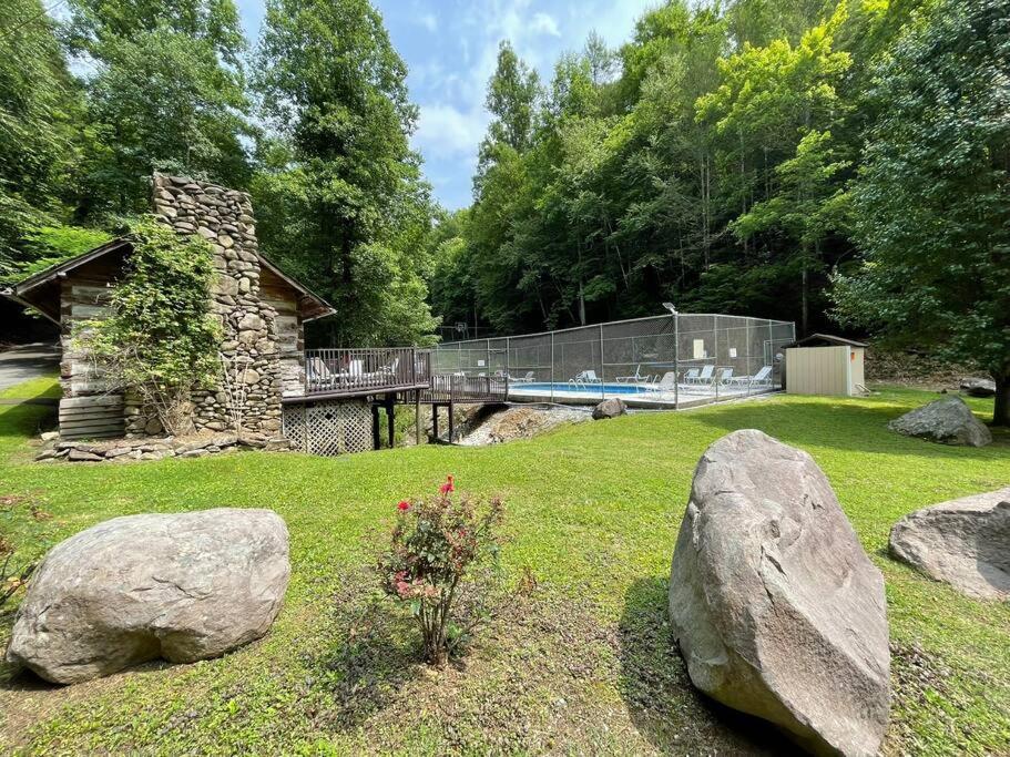גטלינבורג Beautiful Chalet With Fireplace And Large Game Room מראה חיצוני תמונה