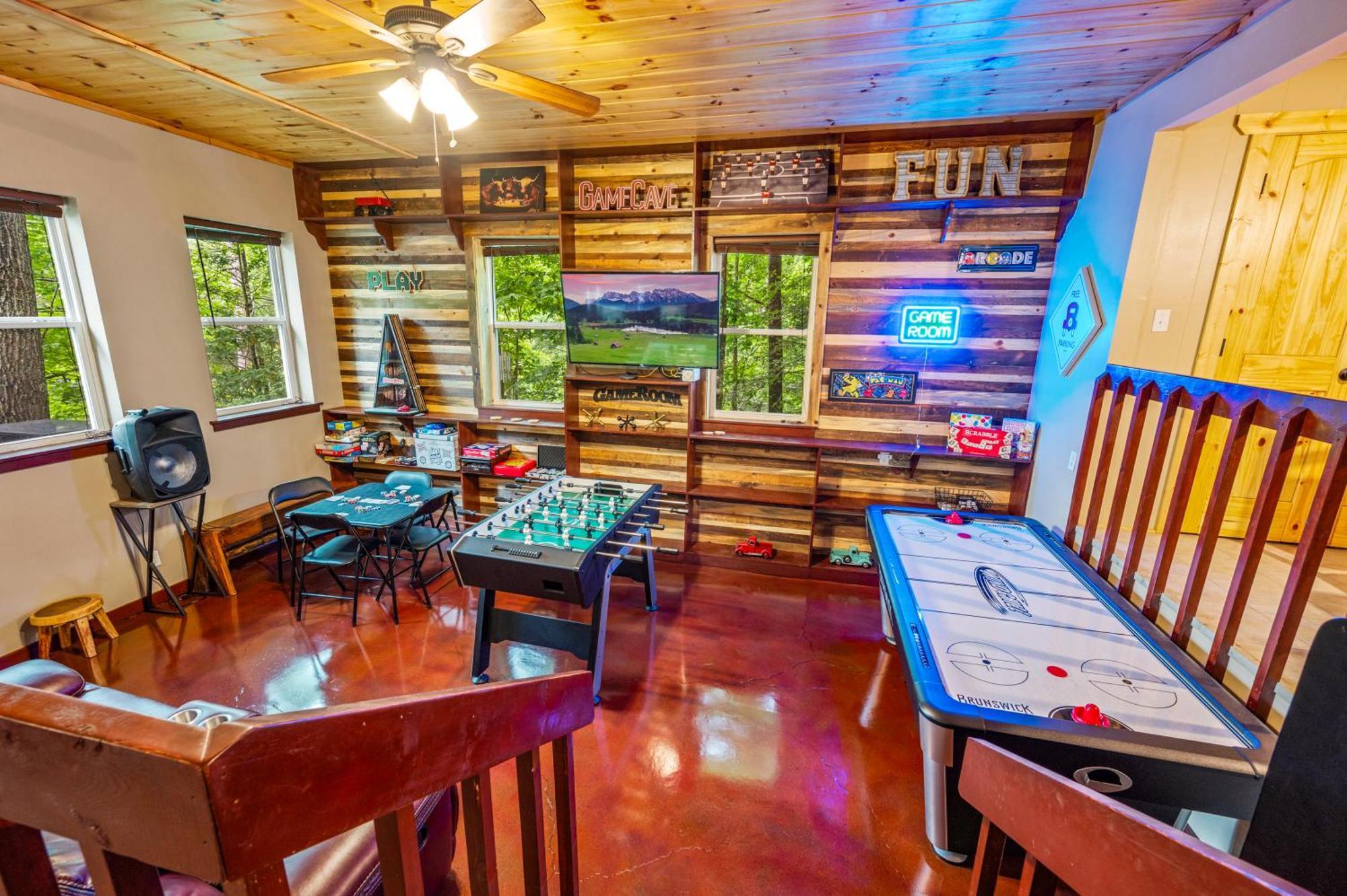 גטלינבורג Beautiful Chalet With Fireplace And Large Game Room מראה חיצוני תמונה