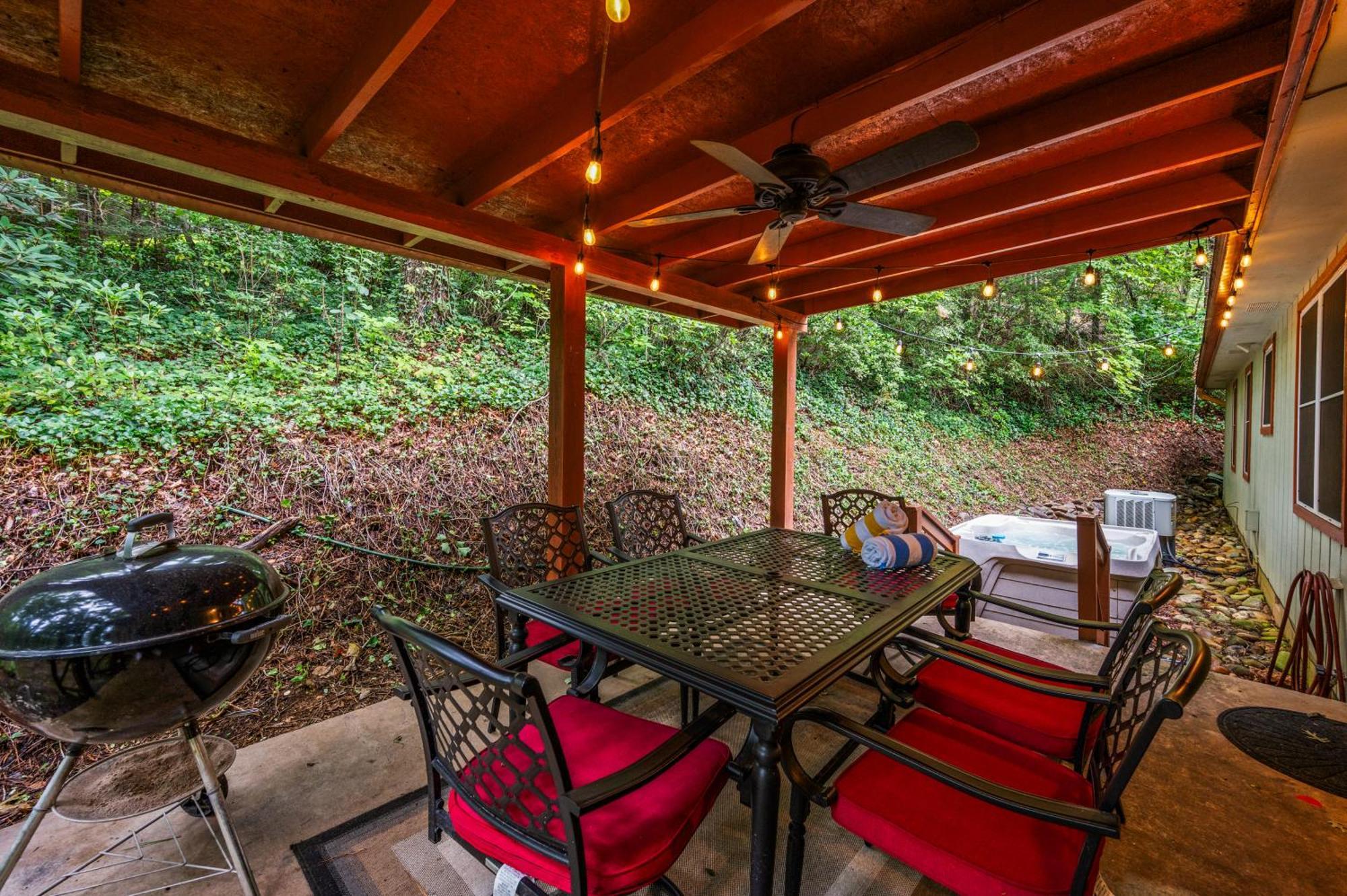 גטלינבורג Beautiful Chalet With Fireplace And Large Game Room מראה חיצוני תמונה