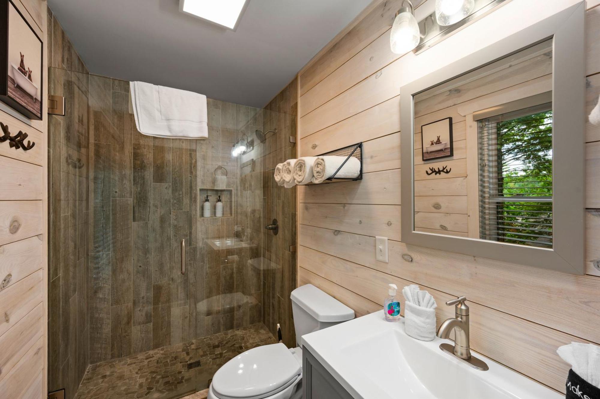 גטלינבורג Beautiful Chalet With Fireplace And Large Game Room מראה חיצוני תמונה