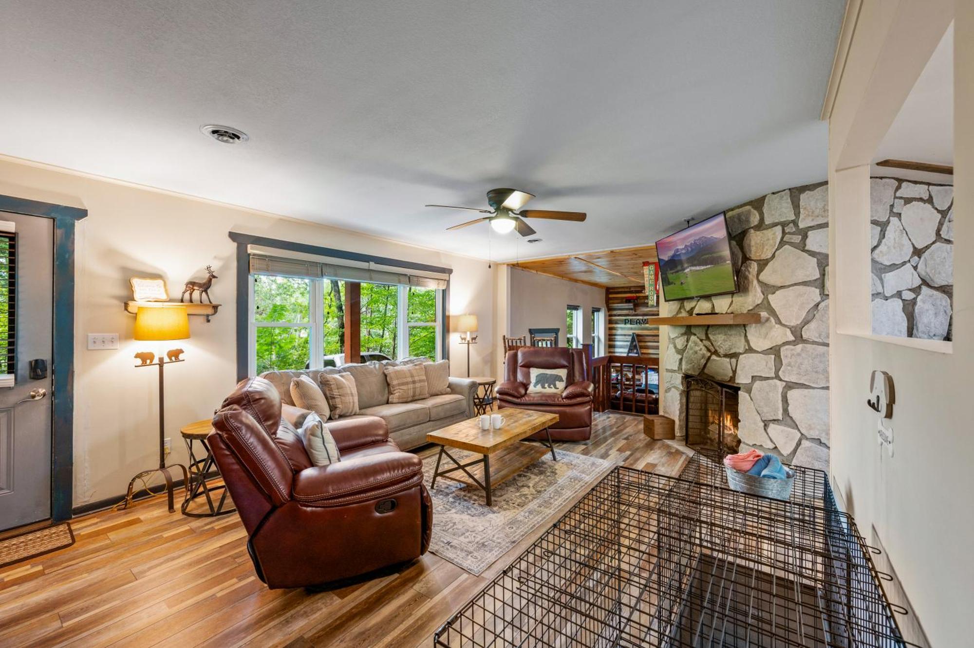 גטלינבורג Beautiful Chalet With Fireplace And Large Game Room מראה חיצוני תמונה