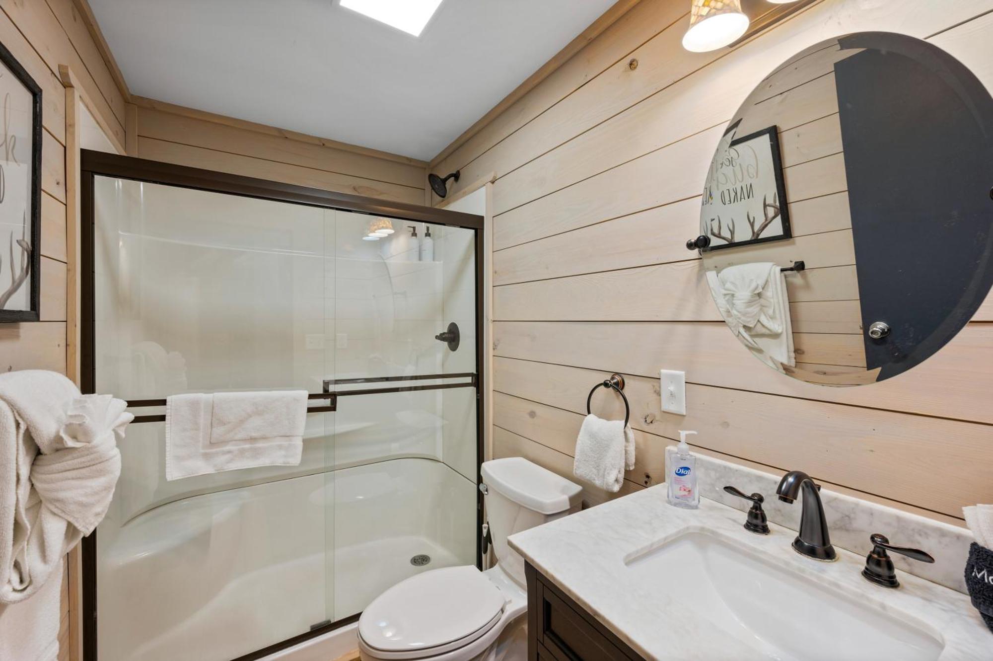 גטלינבורג Beautiful Chalet With Fireplace And Large Game Room מראה חיצוני תמונה